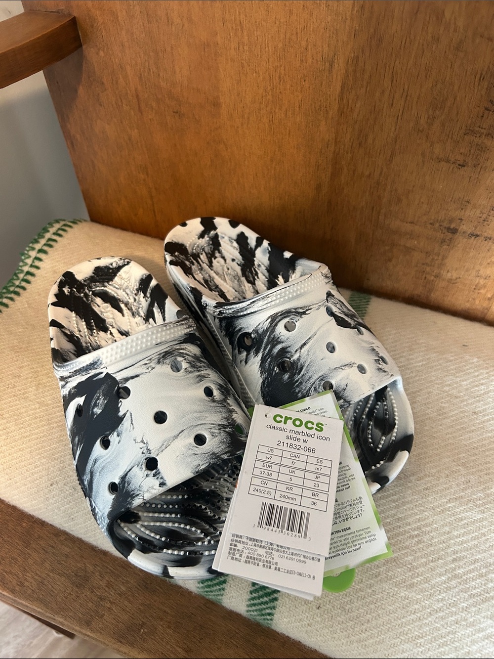 CROCS Classic Marbled Icon Slide - Black & White